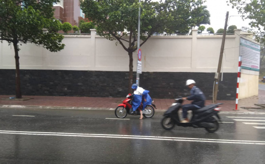 Những lưu ý nhỏ khi đi xe máy trong mùa mưa bão