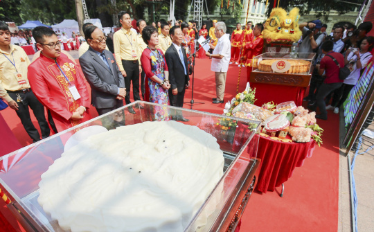 Ngắm cặp bánh Trung thu "siêu to" kỷ lục Việt Nam trên phố đi bộ Hồ Gươm