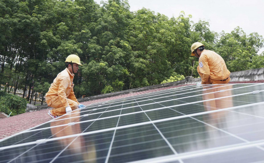 EVN hoàn thành đàm phán, ký hợp đồng với 40 chủ đầu tư dự án điện chuyển tiếp đề xuất giá tạm