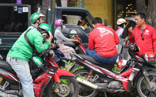 So kè dịch vụ giao đồ ăn của Now, GoFood và GrabFood