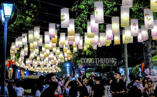 “Phố đèn lồng” Phùng Hưng rực rỡ trước đêm trăng rằm, giới trẻ nô nức check-in