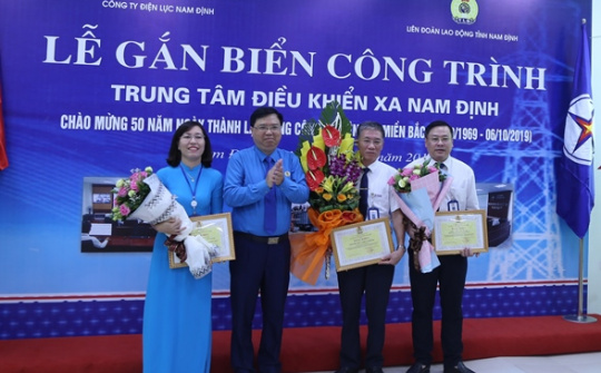 Nam Định: Gắn biển công trình Trung tâm Điều khiển xa chào mừng 50 năm thành lập EVNNPC