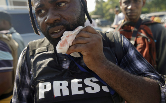 [Tin ảnh] Quốc hội hoãn họp vì Nghị sĩ rút súng