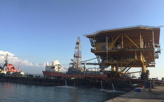 Vietsovpetro hạ thủy thành công Khối thượng tầng giàn BK-20