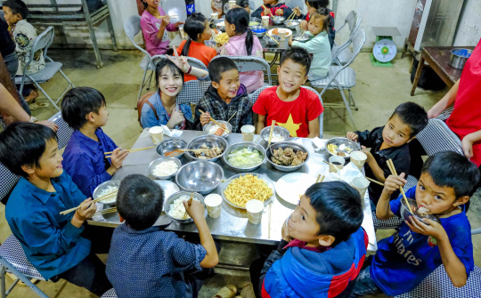 “Bữa cơm nhiều màu” và những đứa trẻ ở Bản Khoang
