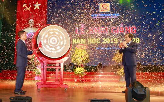 Bộ trưởng Trần Tuấn Anh làm thơ tặng trường HaUI nhân dịp khai giảng