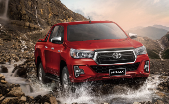 Toyota Hilux bất ngờ giảm giá niêm yết, có thêm phiên bản cạnh tranh Ford Ranger XLS