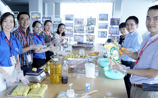 Đem trung thu cho trẻ em nghèo, thanh niên PV GAS hóa thân thành thợ bánh