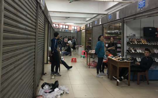 Tiểu thương Saigon Square rủ nhau đóng cửa quầy né sự truy quét hàng giả