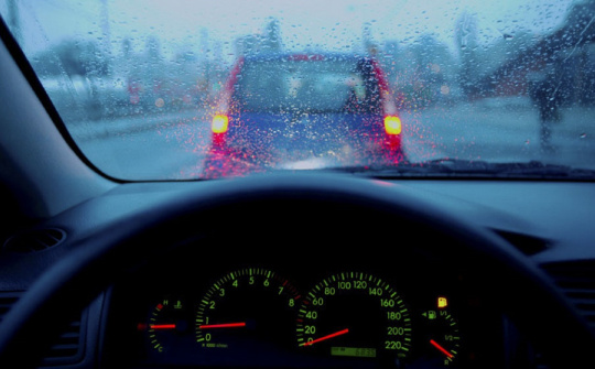 Làm sao để kính lái xe ô tô hết mờ khi trời mưa?