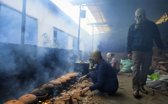Cận Tết, người dân làng Vũ Đại đeo mặt nạ, gấp rút nấu cá kho "bạc triệu" phục vụ khách hàng