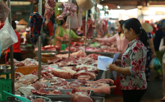 Mùng 3 Tết: Giá thịt lợn tăng cao, có nơi lên đến 250.000 đồng/kg