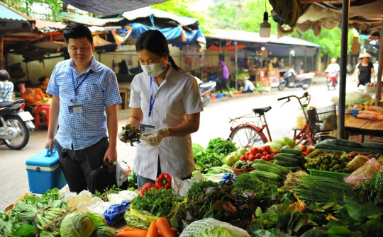 Mùng 4 Tết: Rau xanh, trái cây tăng giá