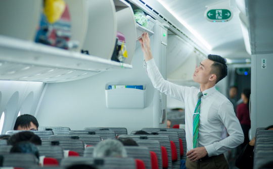 Tiếp viên trưởng Bamboo Airways trả lại hơn 100 triệu cho khách quên trên máy bay