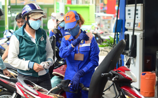 Giá xăng giảm mạnh trong ngày đầu tiên đi làm