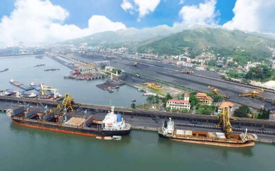 Hơn 25.000 tấn than đã được bốc rót trong ngày đầu năm