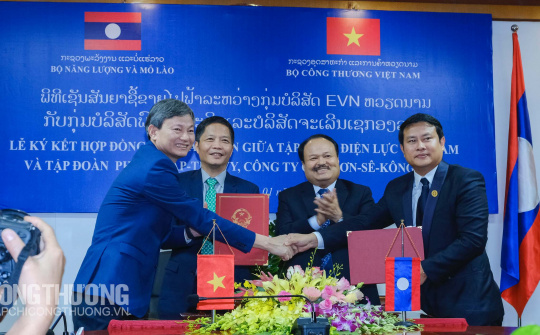 Việt Nam - Lào ký kết 5 hợp đồng mua bán điện