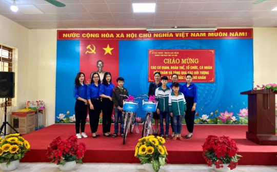 Petrolimex Cao Bằng: Tặng xe đạp động viên học sinh hoàn cảnh khó khăn