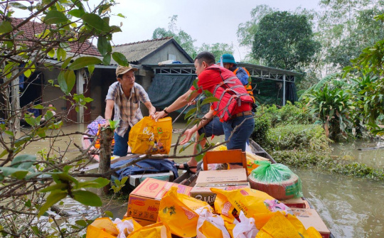 Mưa bão miền Trung: Central Retail vượt lũ trao 500 suất nhu yếu phẩm hỗ trợ Thừa Thiên Huế