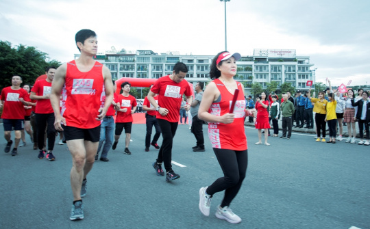 Cuộc chạy tiếp sức xuyên Việt “Lên cùng Việt Nam” chính thức xuất phát tại Hạ Long