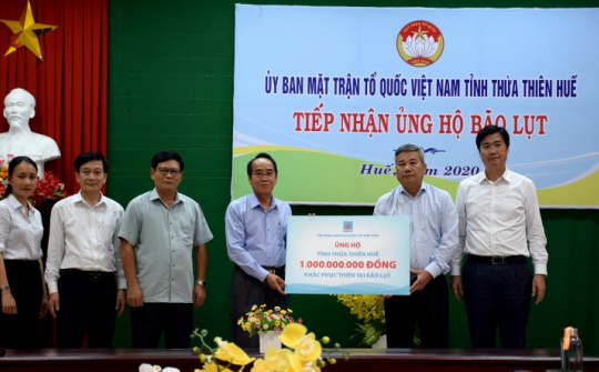 Ngay sau khi phát động quyên góp, PVN trực tiếp trao tiền ủng hộ tại miền Trung