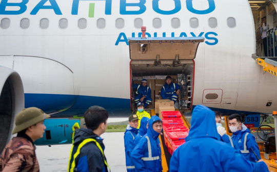 Chuyến hàng cứu trợ đầu tiên của Bamboo Airways đã đến miền Trung