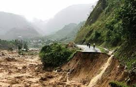 Thời tiết 29-10: Bão số 9 suy yếu thành áp thấp nhiệt đới, cảnh bão lũ quét trên diện rộng