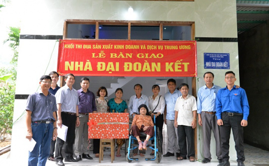 Thủy điện Vĩnh Sơn - Sông Hinh bàn giao 5 căn nhà Đại đoàn kết