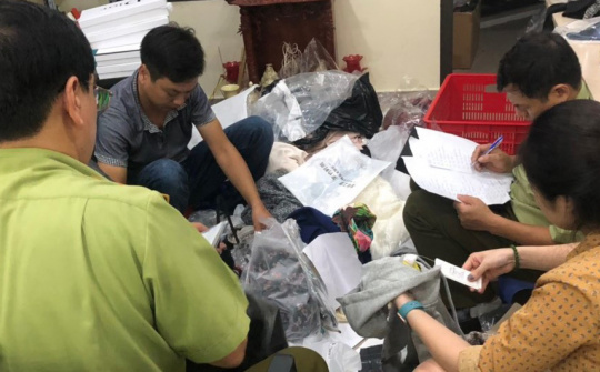 Bắt quả tang cơ sở đang “hô biến” hàng Trung Quốc thành hàng hiệu