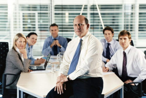 Ảnh hưởng từ việc nắm giữ văn bằng luật của giám đốc điều hành tới hiệu quả hoạt động các công ty gia đình niêm yết trên thị trường chứng khoán Việt Nam hiện nay