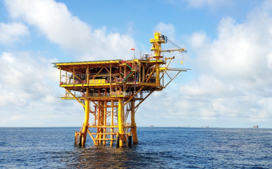 Giàn BK21, mỏ Bạch Hổ chính thức đón dòng dầu đầu tiên