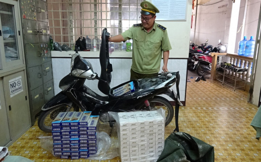 Long An: Bắt giữ xe mô tô vận chuyển 1.000 bao thuốc lá điếu nhập lậu