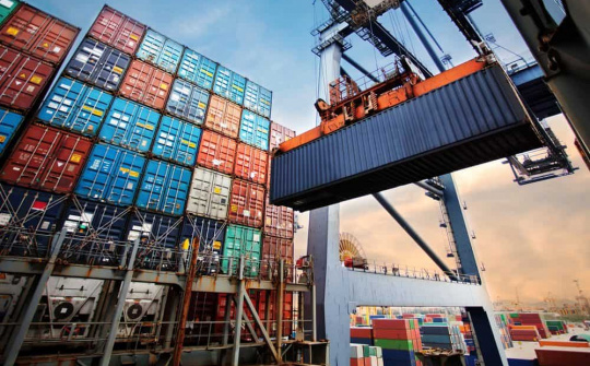 Giá cước vận chuyển container tăng cao kỷ lục, toàn cầu thiếu hụt container rỗng nghiêm trọng