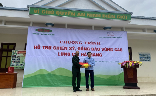 Công đoàn Công ty Toyota trao tặng quà hỗ trợ chiến sỹ, học sinh Lũng Cú