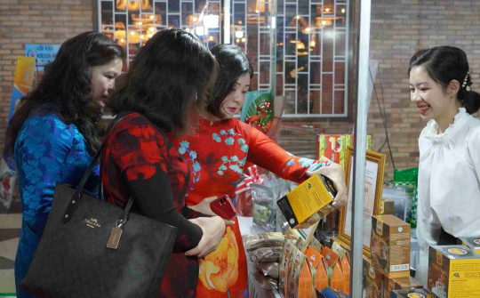 Phiên chợ Tuần nông sản an toàn thực phẩm năm 2020 thu hút đông đảo người tiêu dùng Đà Lạt