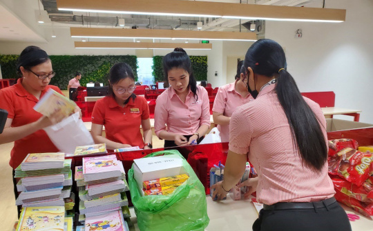 Điện Quang chung tay mang ánh sáng đến với học sinh vùng lũ