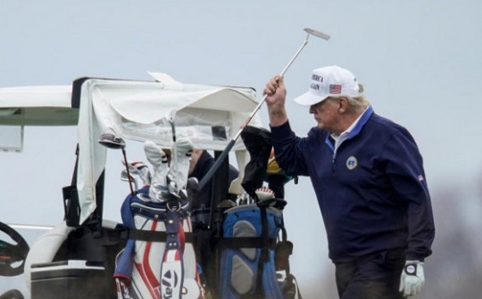 [Quốc tế nổi bật] Ông Trump vẫn đi chơi Golf dù đang rất rối bời