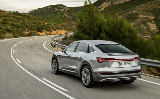 Audi E-Tron 2021 nâng cấp phiên bản mới, thêm tính năng dành cho xe sạc tại nhà