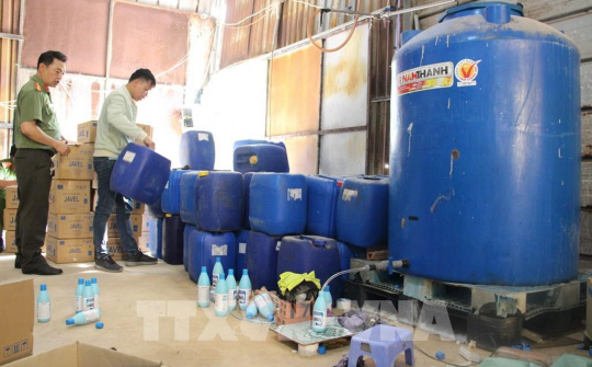 Phát hiện vụ làm giả nước tẩy rửa quy mô lớn ở Bình Dương