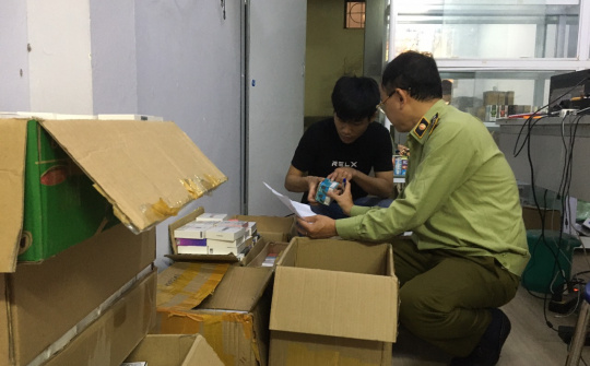 Phát hiện nơi "ẩn náu" của gần 1.600 máy hút thuốc lá điện tử