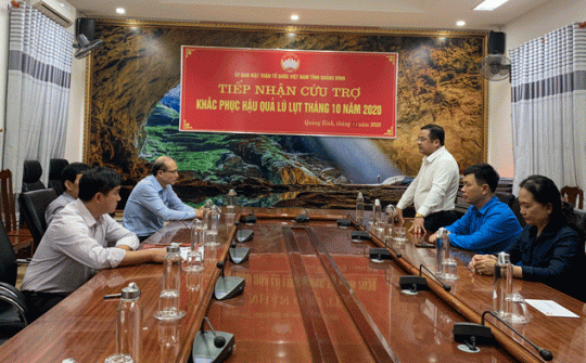 Đoàn công tác Vinachem đi thăm và tặng quà 4 tỉnh miền Trung