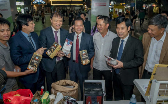 Thứ trưởng Bộ Công Thương tham quan hoạt động trải nghiệm, giới thiệu sản phẩm thực phẩm an toàn