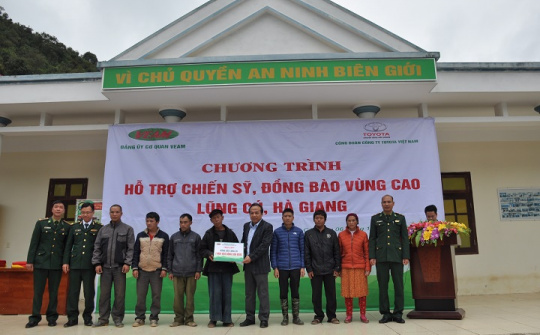 Tổng công ty VEAM trao tặng quà hỗ trợ chiến sỹ, đồng bào Lũng Cú