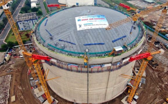 PV GAS hoàn thiện thi công và nâng mái bồn chứa của kho LNG Thị Vải