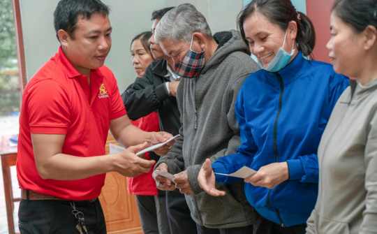 1 tỉ đồng từ Chương trình “Lên cùng Việt Nam” được trao cho người dân các tỉnh miền Trung bị ảnh hưởng bão lũ