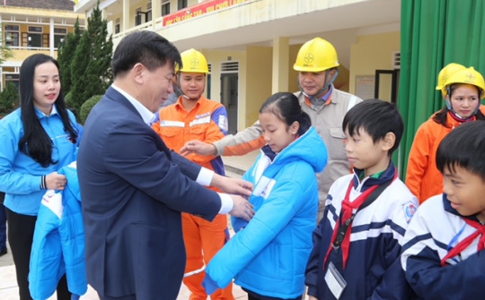 EVNNPC tri ân khách hàng tại vùng lũ Nghệ An, Hà Tĩnh với tổng giá trị 2,3 tỷ đồng