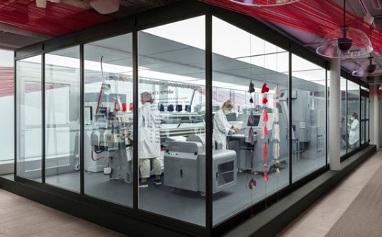 H&M ra mắt hệ thống tái chế hàng may mặc tại cửa hàng ở Thụy Điển