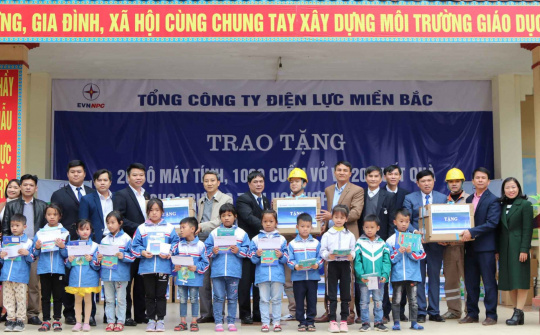 EVNNPC trao tặng quà tại Trường Tiểu học Hợp Thịnh số 2 (Bắc Giang) nhân Tháng tri ân khách hàng