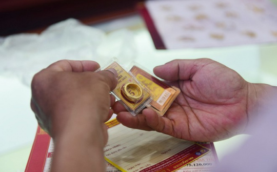 Vàng giữ mốc 55,5 triệu đồng/lượng, đồng USD suy yếu mạnh