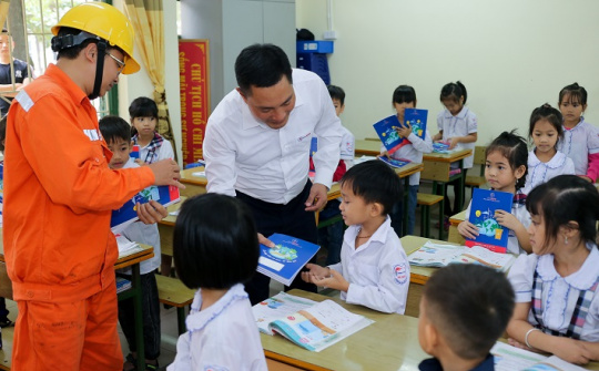 EVNHANOI trao tặng 50.000 quyển vở cho học sinh nghèo ngoại thành Hà Nội